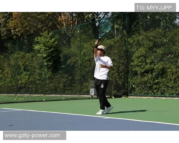 足球明星亲临网球赛场展现运动魅力与友谊的精彩瞬间