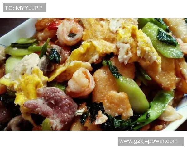 中国足球明星品尝地道美食吃面体验文化与运动的完美结合